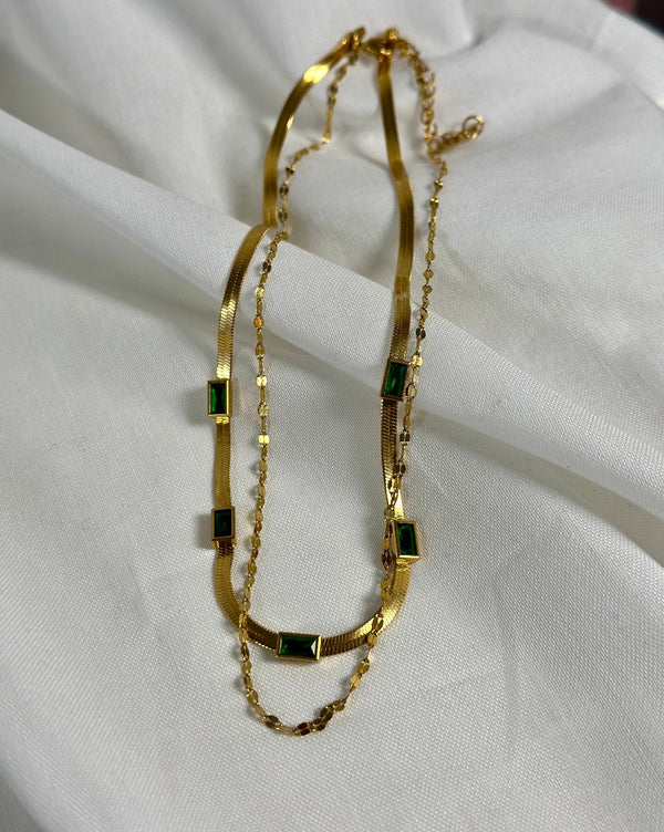 Halskette 2-lagig mit 5 grünen Steinen