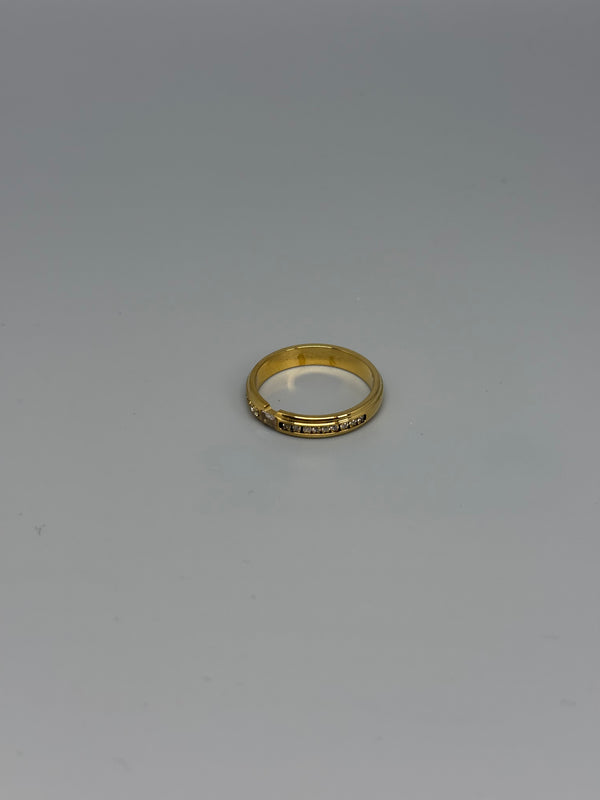 Feiner Ring mit Glitzersteinchen – funkelnde Eleganz in zarter Form