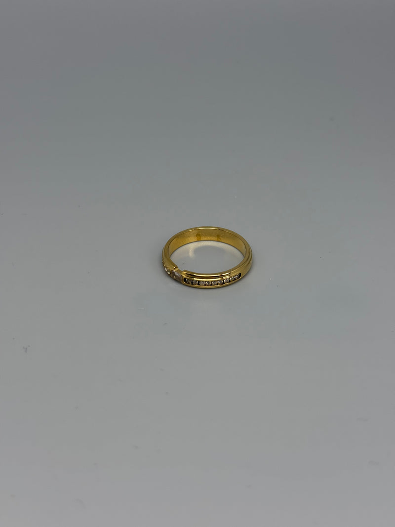 Feiner Ring mit Glitzersteinchen – funkelnde Eleganz in zarter Form