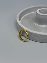 Feiner Ring mit Glitzersteinchen – funkelnde Eleganz in zarter Form