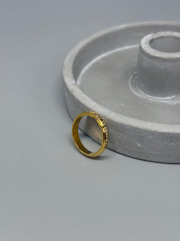 Feiner Ring mit Glitzersteinchen – funkelnde Eleganz in zarter Form