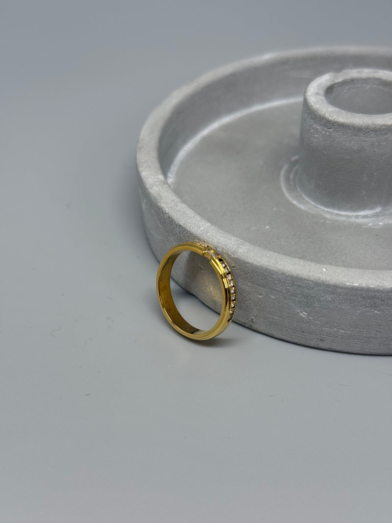 Feiner Ring mit Glitzersteinchen – funkelnde Eleganz in zarter Form