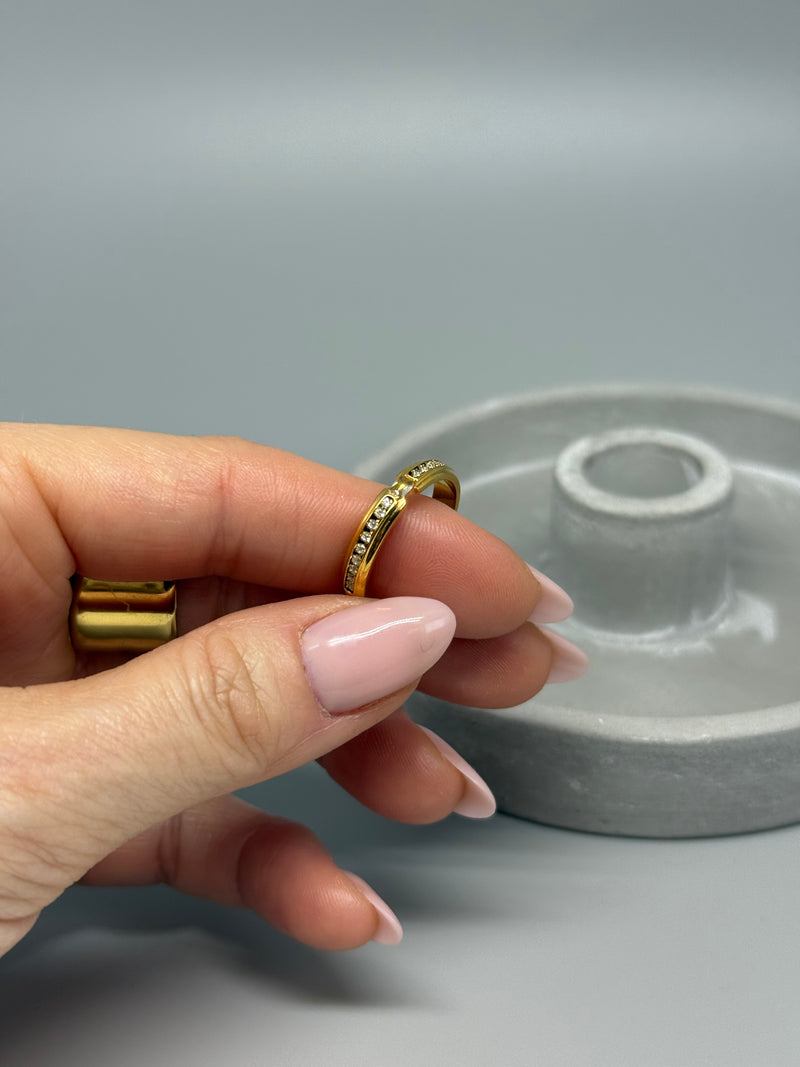 Feiner Ring mit Glitzersteinchen – funkelnde Eleganz in zarter Form