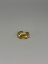 Verstellbarer Edelstahlring in Gold mit kleinen Perlen – moderner Klassiker mit verspieltem Twist