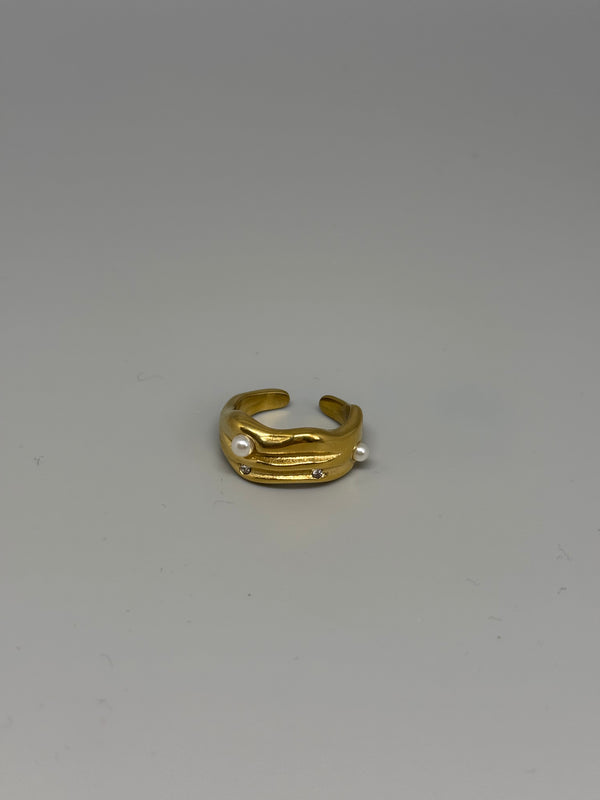Verstellbarer Edelstahlring in Gold mit kleinen Perlen – moderner Klassiker mit verspieltem Twist