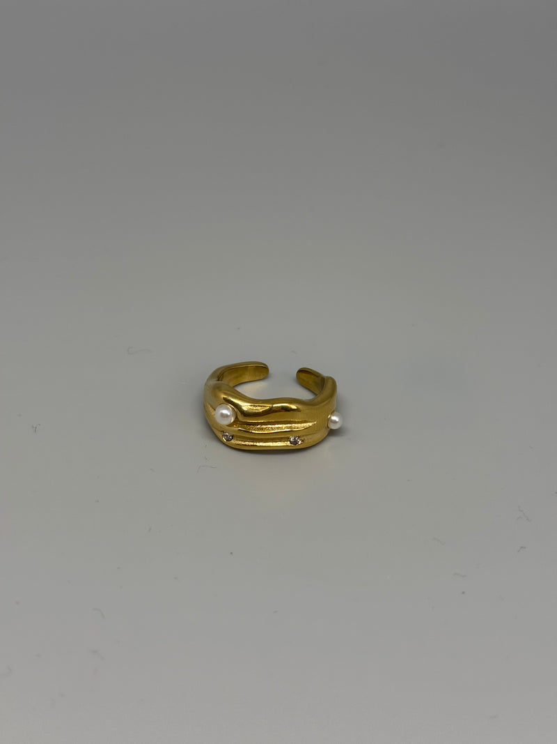 Verstellbarer Edelstahlring in Gold mit kleinen Perlen – moderner Klassiker mit verspieltem Twist