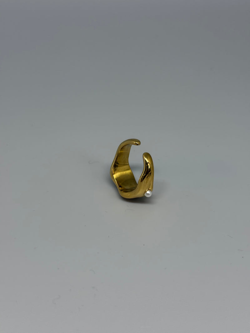 Verstellbarer Edelstahlring in Gold mit kleinen Perlen – moderner Klassiker mit verspieltem Twist