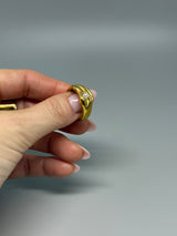 Verstellbarer Edelstahlring in Gold mit kleinen Perlen – moderner Klassiker mit verspieltem Twist