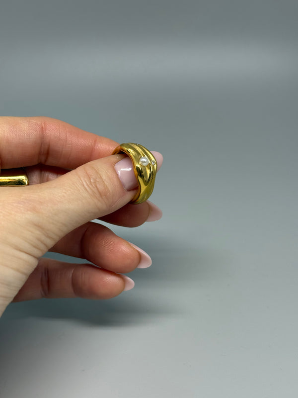 Verstellbarer Edelstahlring in Gold mit kleinen Perlen – moderner Klassiker mit verspieltem Twist