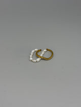 Zarter Doppelring mit Perlen und goldfarbenem Edelstahl – eleganter Chic in feiner Form