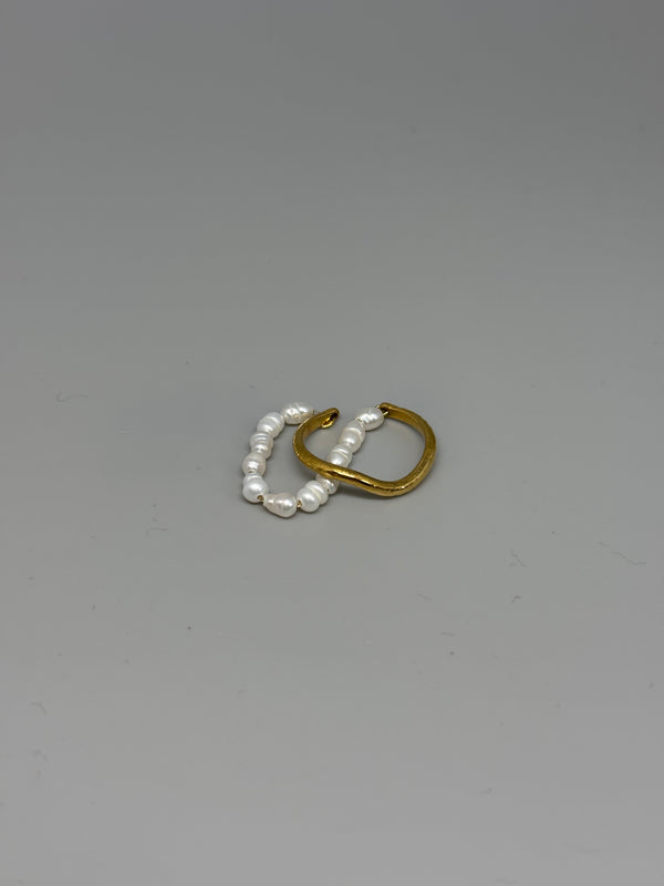 Zarter Doppelring mit Perlen und goldfarbenem Edelstahl – eleganter Chic in feiner Form