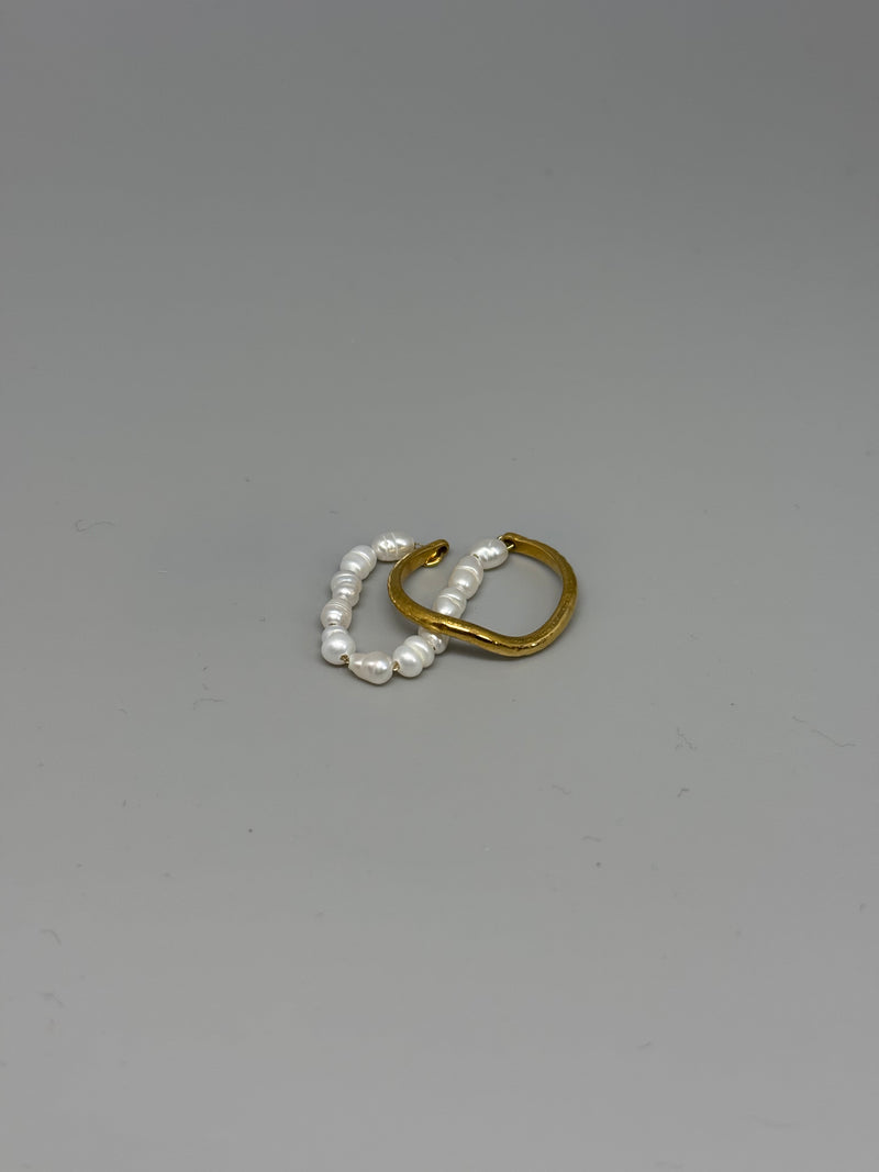 Zarter Doppelring mit Perlen und goldfarbenem Edelstahl – eleganter Chic in feiner Form