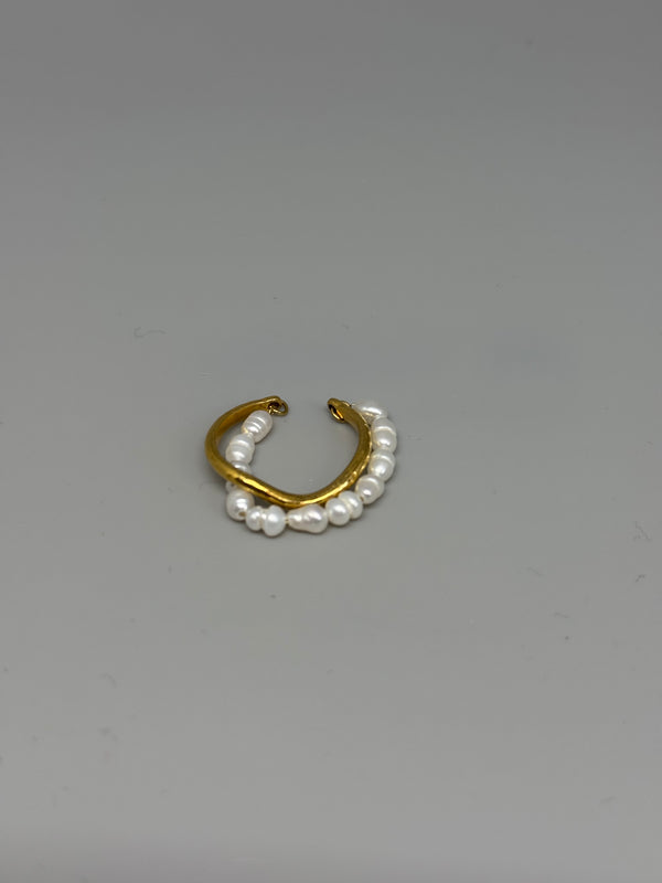 Zarter Doppelring mit Perlen und goldfarbenem Edelstahl – eleganter Chic in feiner Form