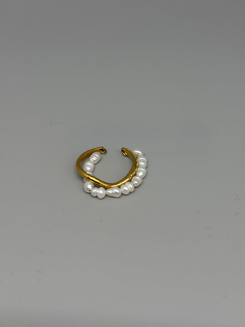 Zarter Doppelring mit Perlen und goldfarbenem Edelstahl – eleganter Chic in feiner Form