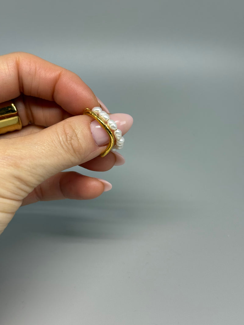 Zarter Doppelring mit Perlen und goldfarbenem Edelstahl – eleganter Chic in feiner Form