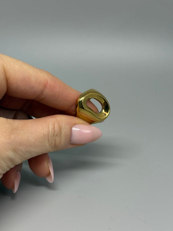 Goldener Chunky-Edelstahlring mit Loch