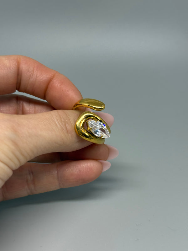 Verstellbarer Ring mit grossem Glitzerstein – elegante Form mit geschwungenen Details