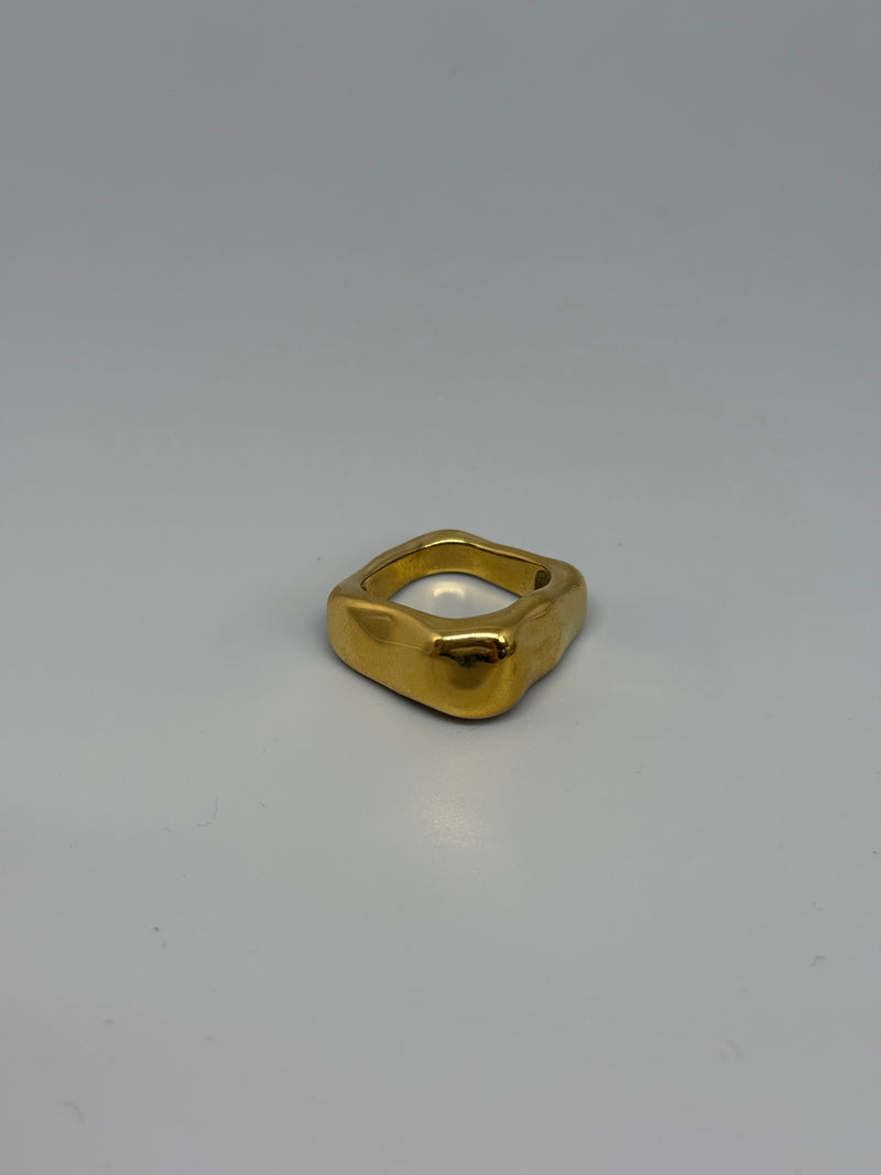 Viereckiger Edelstahlring – markantes Design mit moderner Stärke