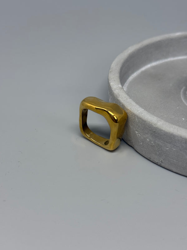 Viereckiger Edelstahlring – markantes Design mit moderner Stärke