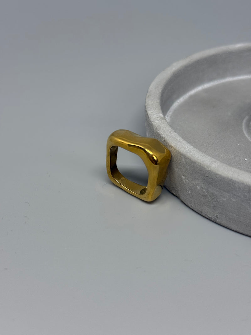 Viereckiger Edelstahlring – markantes Design mit moderner Stärke