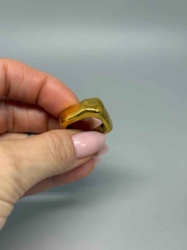 Viereckiger Edelstahlring – markantes Design mit moderner Stärke