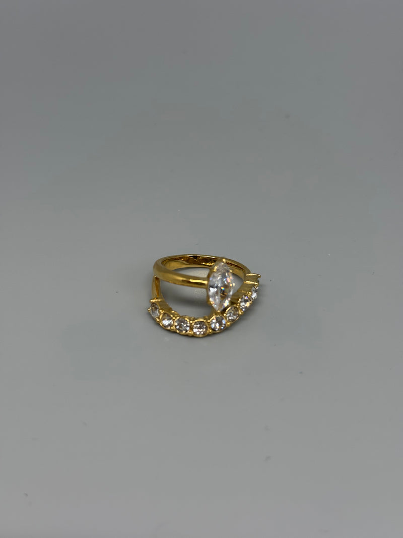 Ring mit Glitzersteinchen – opulente Eleganz