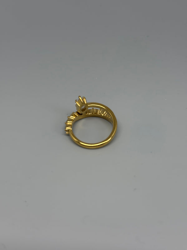Ring mit Glitzersteinchen – opulente Eleganz