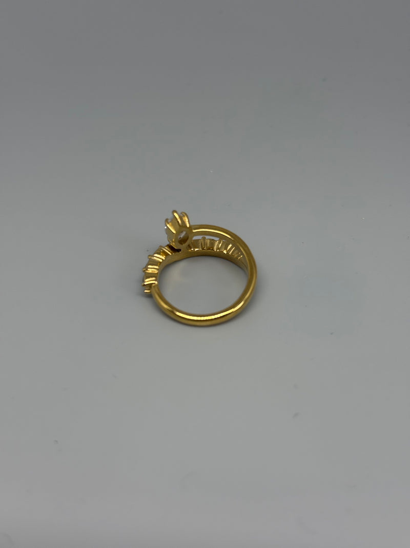 Ring mit Glitzersteinchen – opulente Eleganz