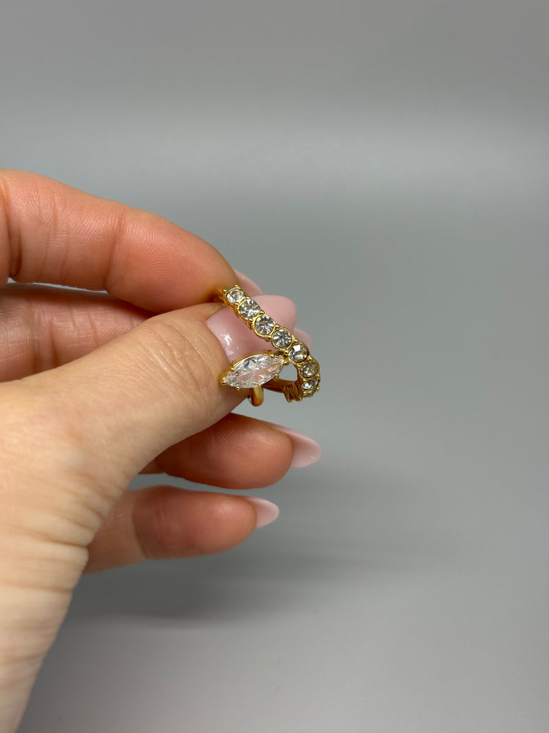 Ring mit Glitzersteinchen – opulente Eleganz