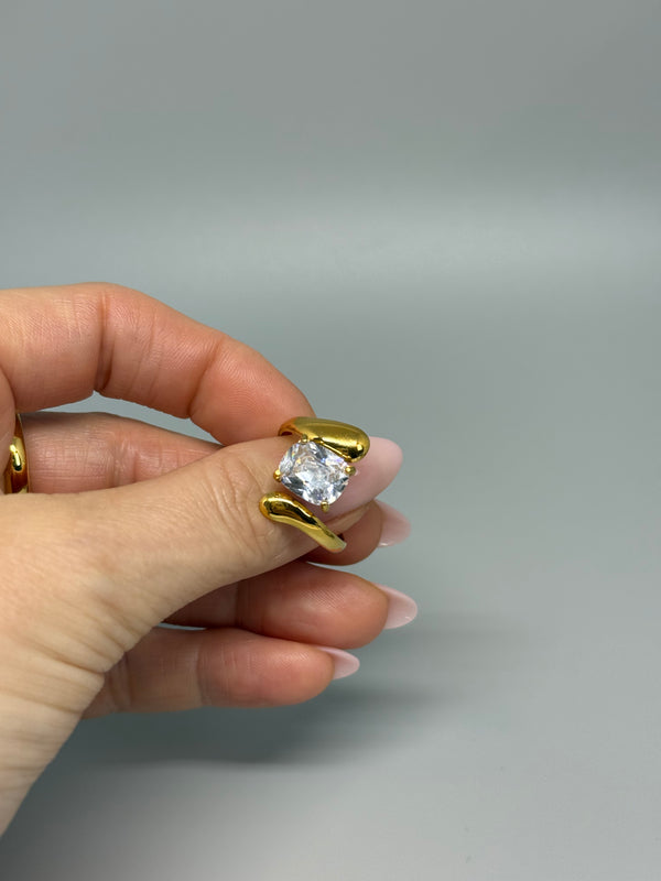 Verstellbarer Edelstahlring mit grossem Glitzerstein – elegantes Design mit geschwungenen Enden