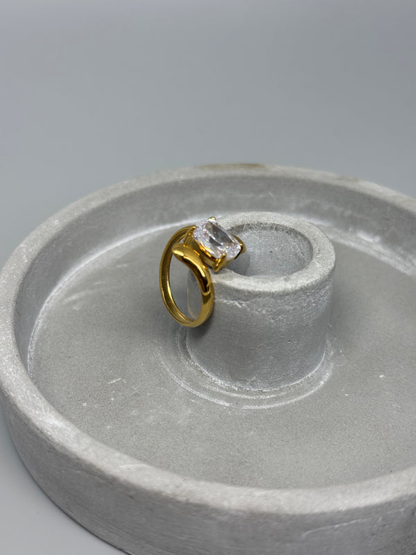 Verstellbarer Edelstahlring mit grossem Glitzerstein – elegantes Design mit geschwungenen Enden