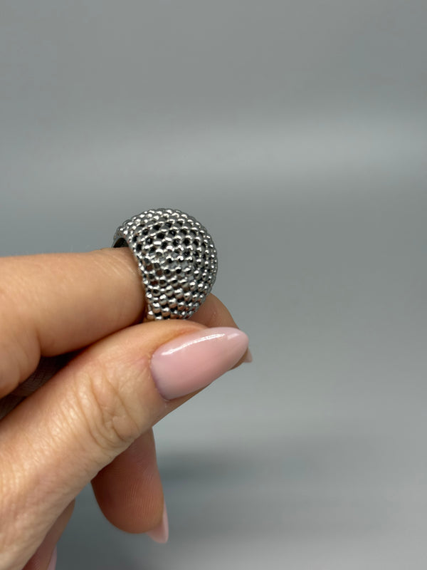 Silberner Edelstahlring mit gitterartigem Kugeldesign – moderner Chunky-Style