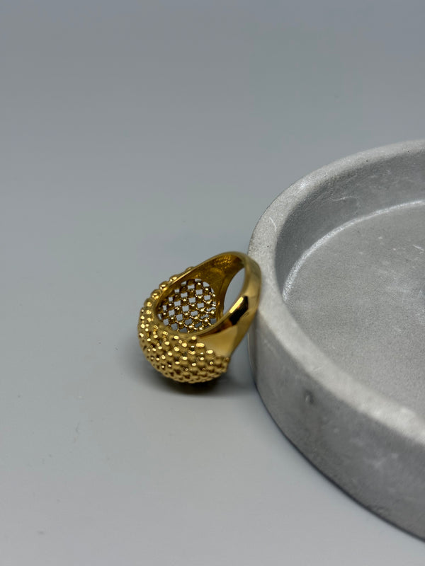 Goldener Edelstahlring mit Kugeldesign