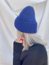 Blaue Wollmütze mit Angorawolle, hält schön warm und sieht stylisch aus.