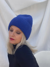 Blaue Wollmütze mit Angorawolle, hält warm und sieht stylisch aus. 