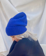 Blaue Wollmütze mit Angorawolle, hält schön warm und sieht stylisch aus.