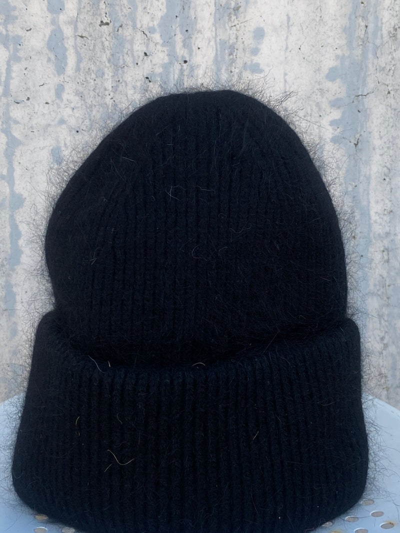 Schwarze warme Mütze mit Angorawolle. 