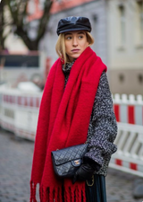 Grosser, roter Schal, super stylisch, erhältlich bei Happy Onion. 