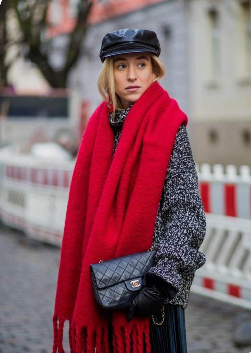 Grosser, roter Schal, super stylisch, erhältlich bei Happy Onion. 